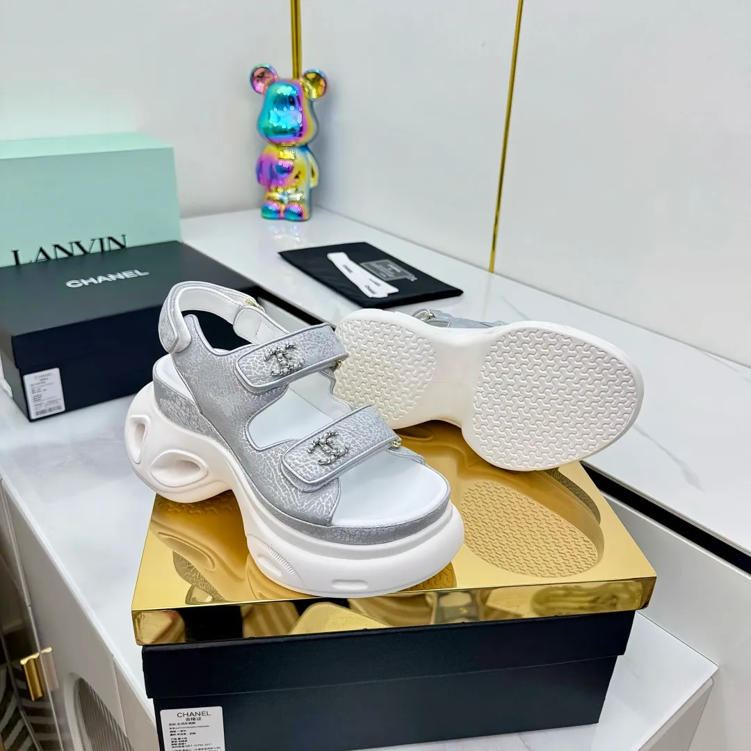 👟👟Ex-factory price 680👟👟 Top version... Chanel｜Chanel Xiaoxiang Velcro Beach Slippers Slippers Casual Beach Shoes 25ss Spring and Summer New Style! Beach shoes are a hit all over the internet! The latest model from the counter, I am still willing to buy it on my feet. It must be ranked among the most popular models. It is invincible in all seasons. Various bloggers and Internet celebrities can see the matching styles. Highly recommended. Pearlescent sheepskin upper, sheepskin lining, suede for feet. Original open-molded TPU outsole size: 35-40 (customized for 40 and 41). Full set of original packaging 👉 👉 👉 👉 👉